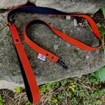 Detail oranžového popruhového vodítka LARON – ručne šitý odolný popruh