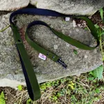 Detail khaki popruhového vodítka LARON – ručne šitý odolný popruh Detail khaki popruhového vodítka LARON – ručne šitý odolný popruh